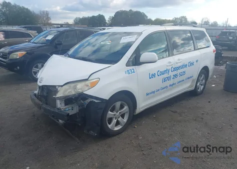2011 Toyota Sienna Le z USA, uszkodzony, nr VIN 5TDKK3DC7BS140264